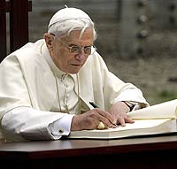 Ratzinger comenzó el libro en verano de 2003, dos años antes de ser Papa. Lo concluyó, ya como Pontífice, en 2006. / REUTERS